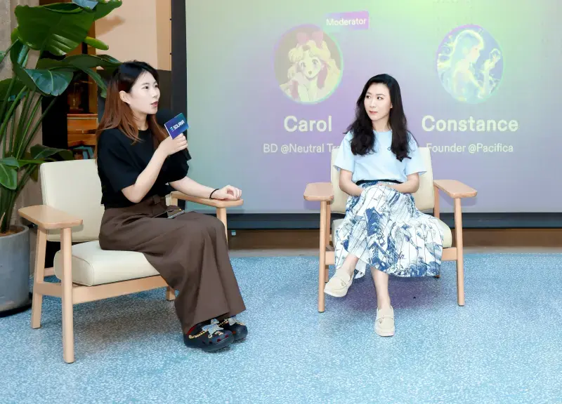 Constance Waing prenant la parole lors d’une table ronde, assise dans un fauteuil.